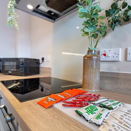 Apartment Modern 2Br - 5 Min Walk To Centre - Sleeps 5 *