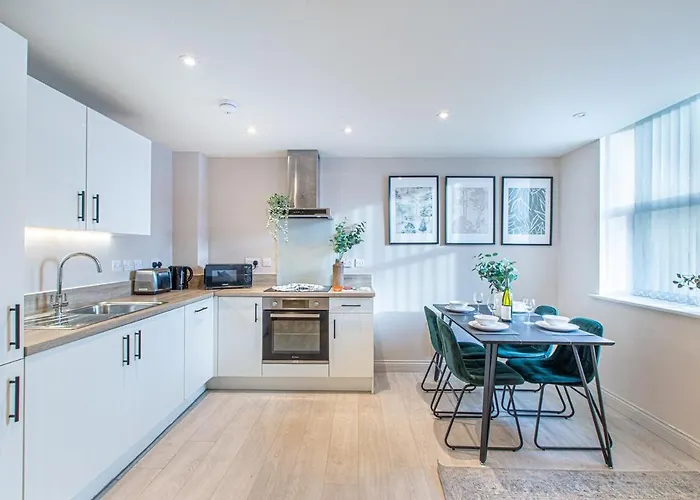 Modern 2Br - 5 Min Walk To Centre - Sleeps 5 *