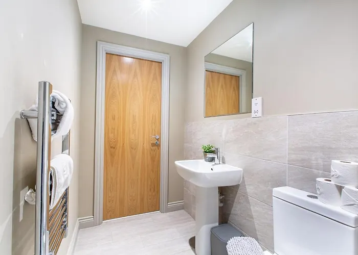 Leeds City Centre Stay - 2 Bed - Sofa Sleeps 5 *